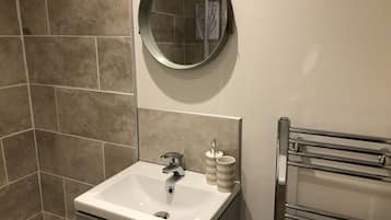 Dusch, hårtork, badrock och handdukar