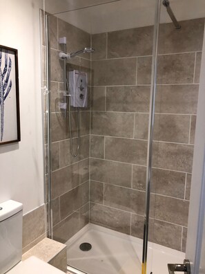 Dusche, Haartrockner, Bademäntel, Handtücher