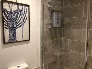 Douche, sèche-cheveux, peignoirs, serviettes fournies