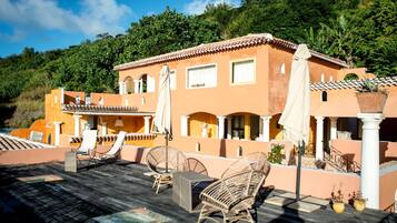 Villa Rea Hanaa | Individually decorated, individually furnished, iron/ironing board