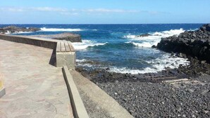 A rocky shoreline with waves crashing against the rocks. - Cosy house in small fishing village away of crowds (El Tablado, Güímar)
