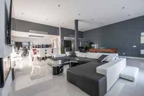 Televisión, chimenea y tenis de mesa 