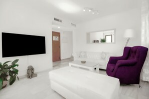 TV, books, stereo - Beach and Center Style Apart With Terrace (Rincón de la Victoria)