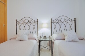 3 Schlafzimmer, Schreibtisch, Bügeleisen/Bügelbrett, Reisekinderbett