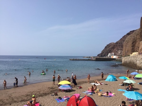 Playa en los alrededores y toallas de playa