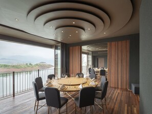 2 restaurants, breakfast, lunch, dinner served; Chinese cuisine  - Hotel Karen (Hangzhou)