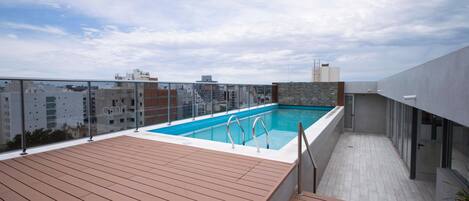 Piscina en la azotea | Una piscina al aire libre de temporada