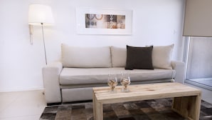 Ein modernes Wohnzimmer mit einer Couch, einem Couchtisch und einer Lampe.