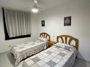 2 habitaciones y tabla de planchar con plancha 