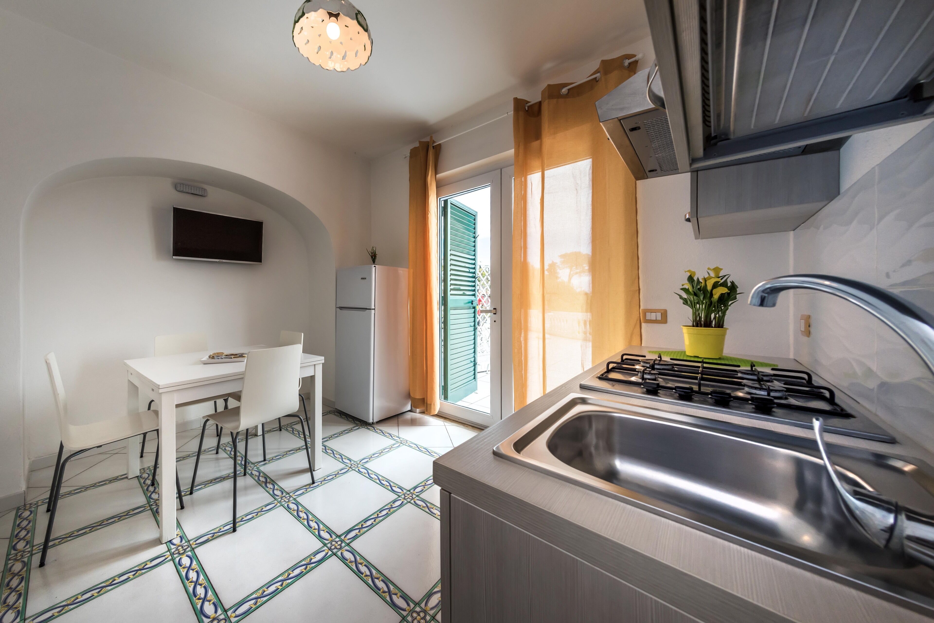 Réfrigérateur, four, plaque de cuisson, cafetière/bouilloire