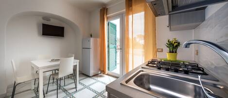 Réfrigérateur, four, plaque de cuisson, cafetière/bouilloire