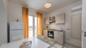 Fridge, oven, stovetop, coffee/tea maker