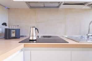 Réfrigérateur, micro-ondes, plaque de cuisson, lave-vaisselle