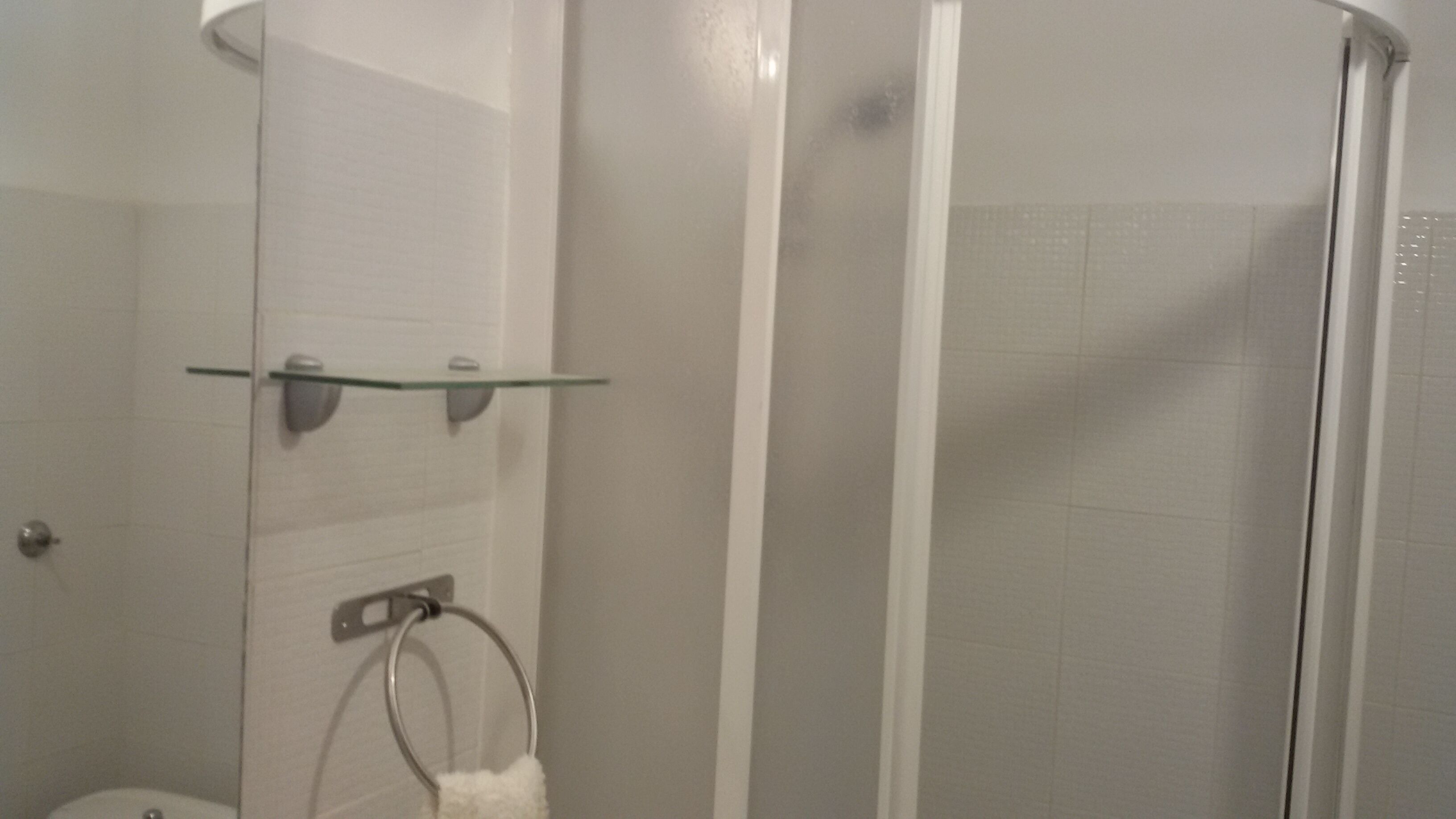 Douche, sèche-cheveux, serviettes fournies, savon