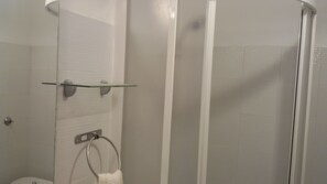 Ducha, secador de pelo, toallas y jabón