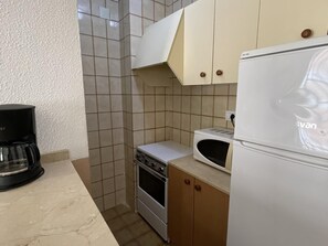 Kühlschrank, Mikrowelle, Wasserkocher mit Kaffee-/Teezubehör