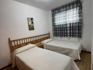 1 soverom og strykejern/-brett