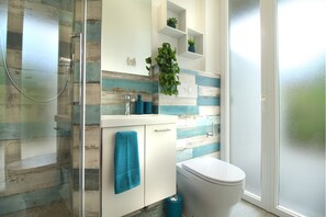 Dusche, Haartrockner, Bidet, Handtücher
