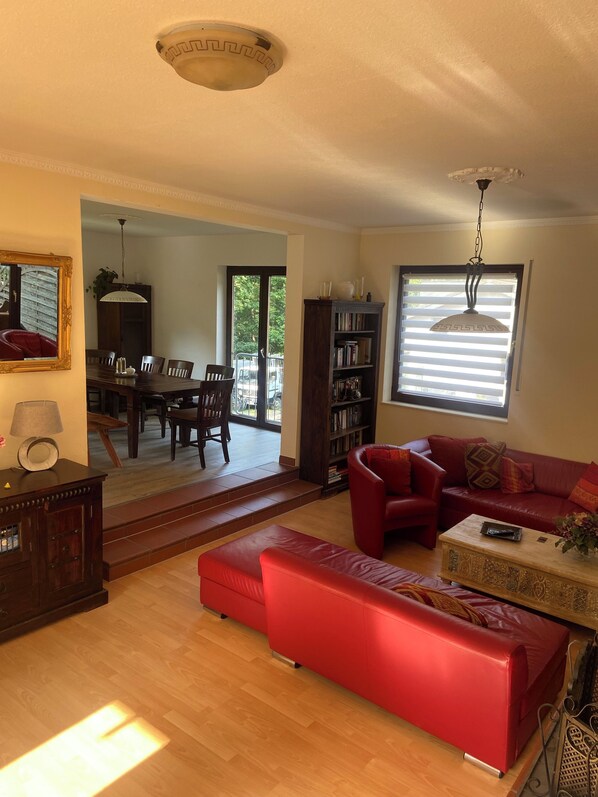 TV connectée, cheminée, lecteur de DVD, baby-foot