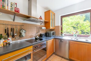 Fridge, microwave, oven, stovetop - beautiful forest house for nature lovers in  Ahrweiler, dogs welcome (Ahrweiler)