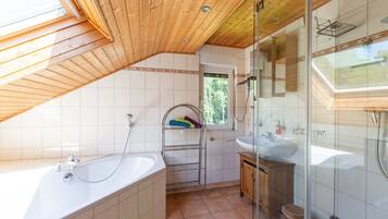 Badewanne, Haartrockner, Bidet, Handtücher