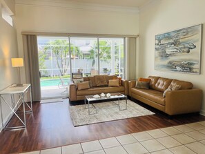 Smart-TV, Bücher, Videothek, Arbeitsbereiche