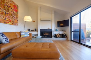 Panoramic House, 3 Bedrooms, 2 Bathrooms, Mountain View | Living area | Flat-screen TV, fireplace, Netflix