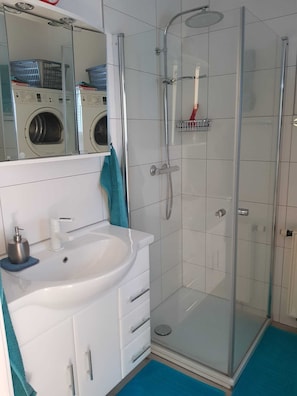 Een douche, een haardroger, handdoeken, zeep