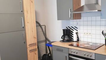 Jääkaappi, mikroaaltouuni, liesi, astianpesukone