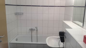 Duschwanne, Haartrockner, Handtücher, Seife