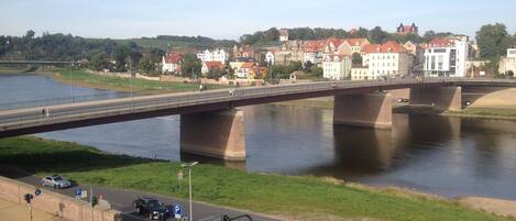 Pysäköintialue, sähköauton latauspiste