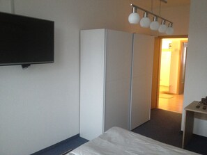 2 chambres, coffres-forts dans les chambres, bureau