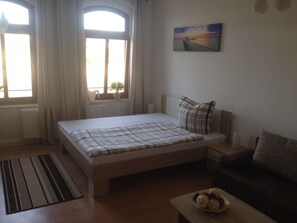 2 bedrooms, in-room safe, desk, iron/ironing board