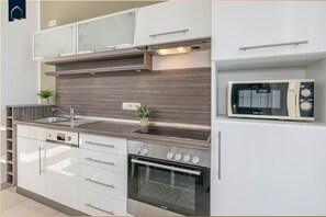 Kühlschrank, Mikrowelle, Ofen, Herdplatte