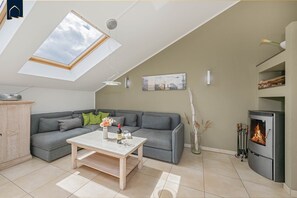 TV, fireplace, stereo - Cozy vacation apartment in Zinnowitz with balcony and fireplace near the beach & town (Zinnowitz)