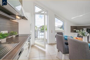 Fridge, microwave, oven, stovetop - Cozy vacation apartment in Zinnowitz with balcony and fireplace near the beach & town (Zinnowitz)