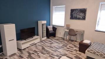 3 bedrooms, in-room safe, iron/ironing board, WiFi