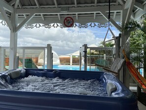 Piscina all'aperto, una piscina riscaldata