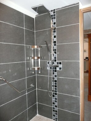 Haartrockner, Handtücher, Seife, Toilettenpapier