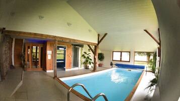 Innendørsbasseng og et oppvarmet basseng