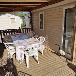 Outdoor dining - Rent a large mobile home new and fully equipped (Canet-en-Roussillon)