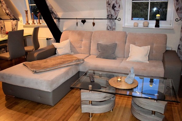 Téléviseur, foyer, lecteur de DVD, livres