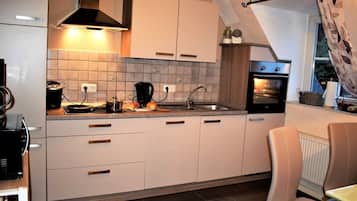 Jääkaappi, mikroaaltouuni, uuni, liesi