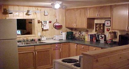 4 Season Secluded Lakefront Home near Ski Mountains