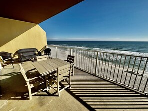 Outdoor dining - Direct Gulf Front ~ 4th Floor ~ 2BD 2BA ~ Oversized Balcony ~ Keyless Entry (Gulf Shores)