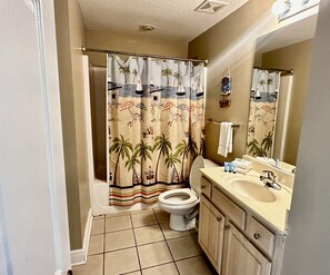 Combined shower/bathtub, towels - Direct Gulf Front ~ 4th Floor ~ 2BD 2BA ~ Oversized Balcony ~ Keyless Entry (Gulf Shores)