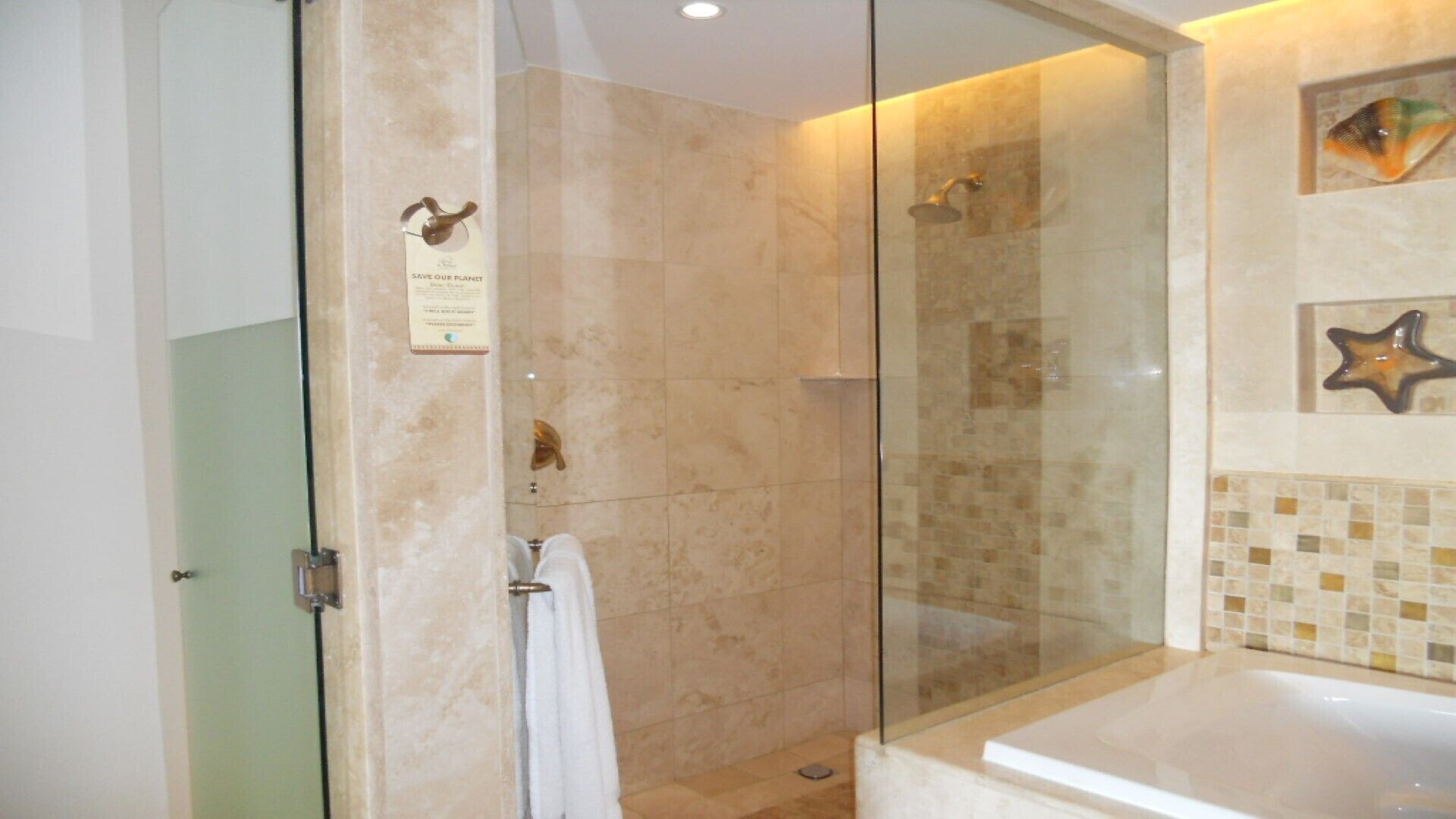 Een douche, een bubbelbad, een haardroger, handdoeken