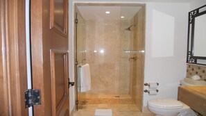 Dusche, Whirlpool, Haartrockner, Handtücher