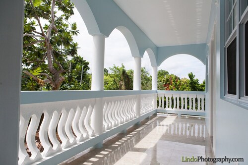 Découvrez la vraie Jamaïque! Grande maison, cuisine complète, plage calme, vendeurs locaux. 