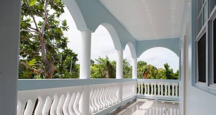 Découvrez la vraie Jamaïque! Grande maison, cuisine complÚte, plage calme, vendeurs locaux.